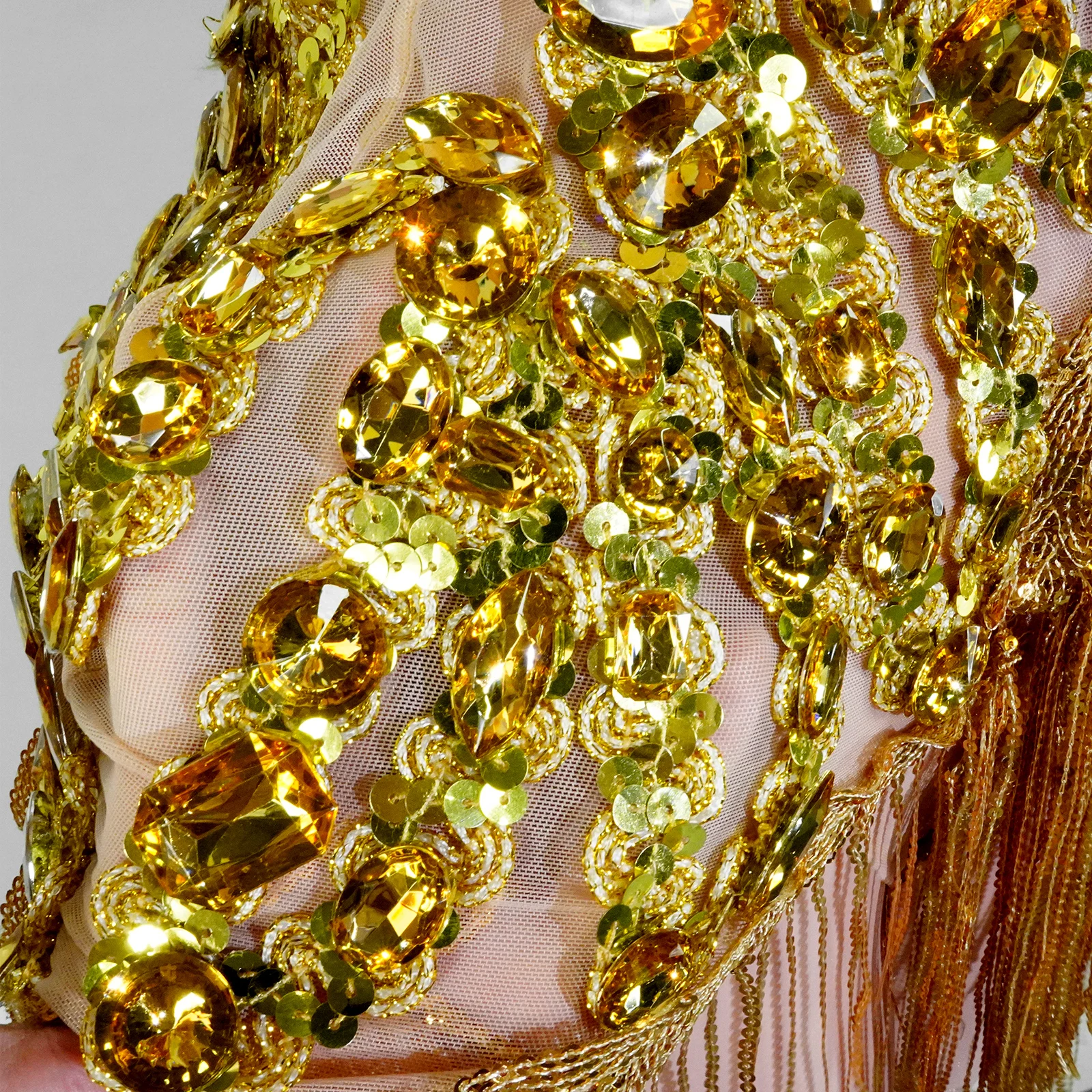 Funkelnder Body mit goldenen Strass-Pailletten und durchsichtigen Fransen, Showgirl-Party, Nachtclub, Tanz, Bühnenauftritt, Drag-Queen-Outfit