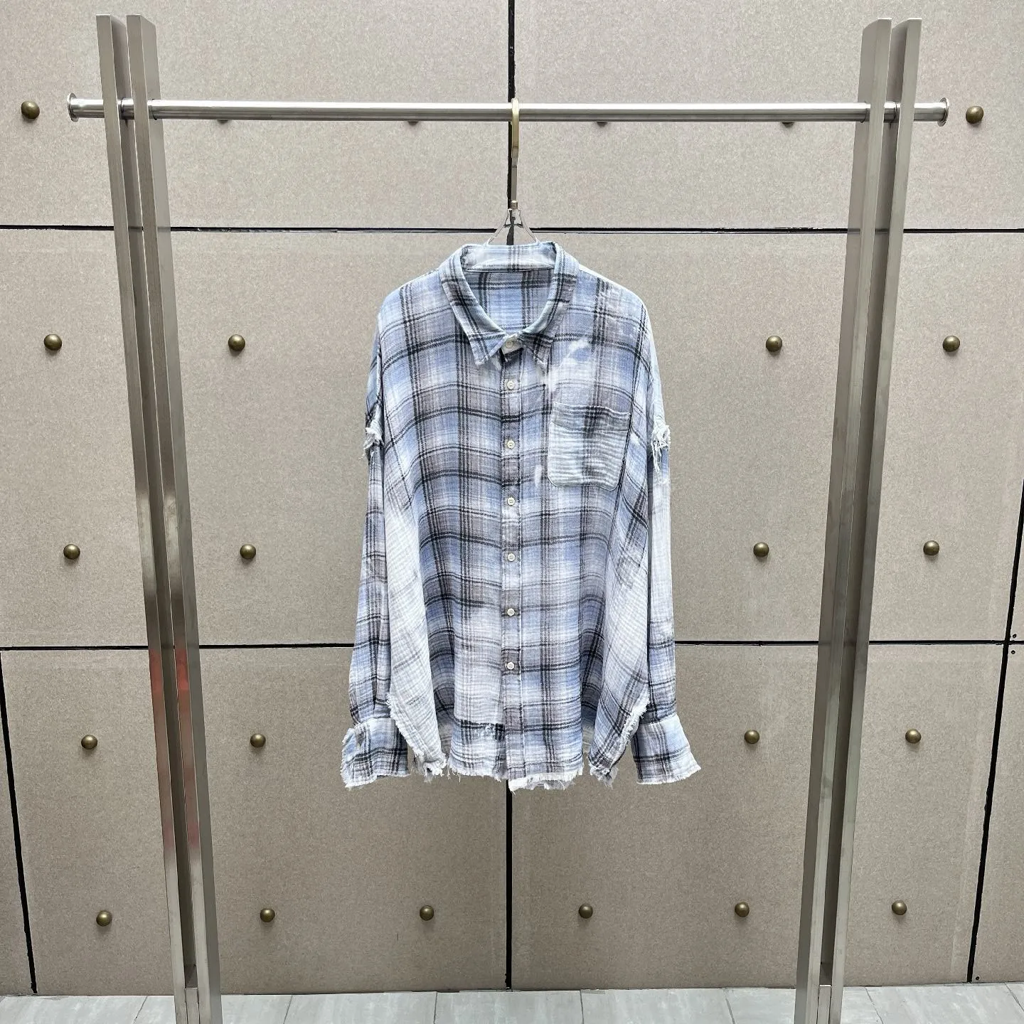 Camisa a cuadros de gasa multicapa de gran tamaño 2026 – Camisa abotonada degradada con efecto desgastado y bordes deshilachados en azul y blanco
