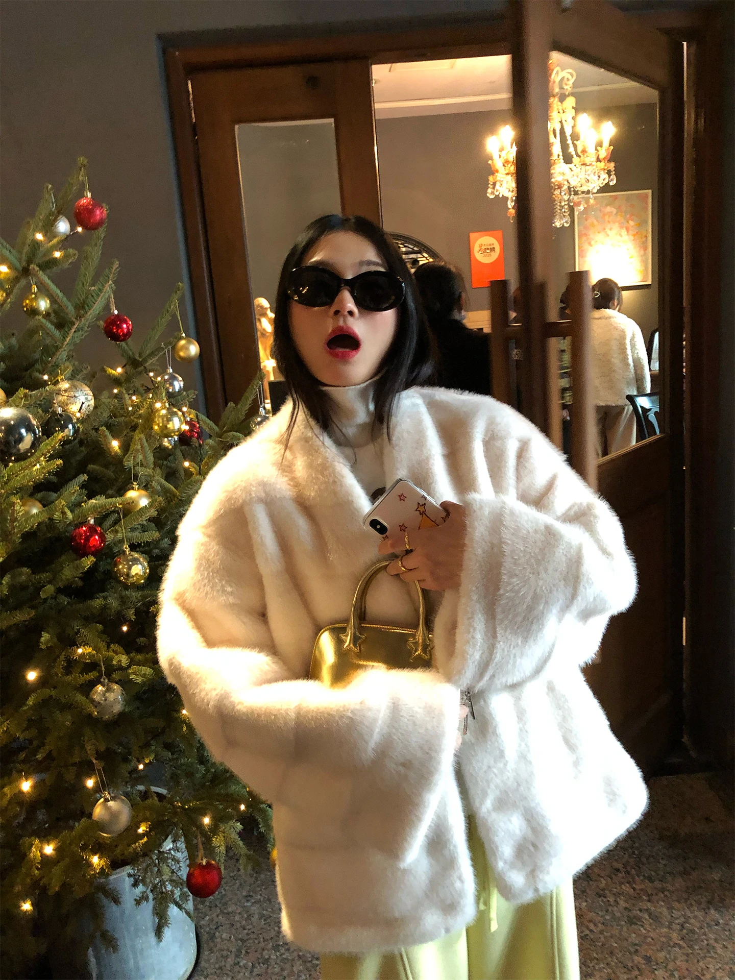 

Женская теплая шуба из искусственного меха 2026 года, новая модель, маленький размер, экологичная, серебристая, повседневная, свободного кроя, с длинными рукавами, круглый вырез горловины