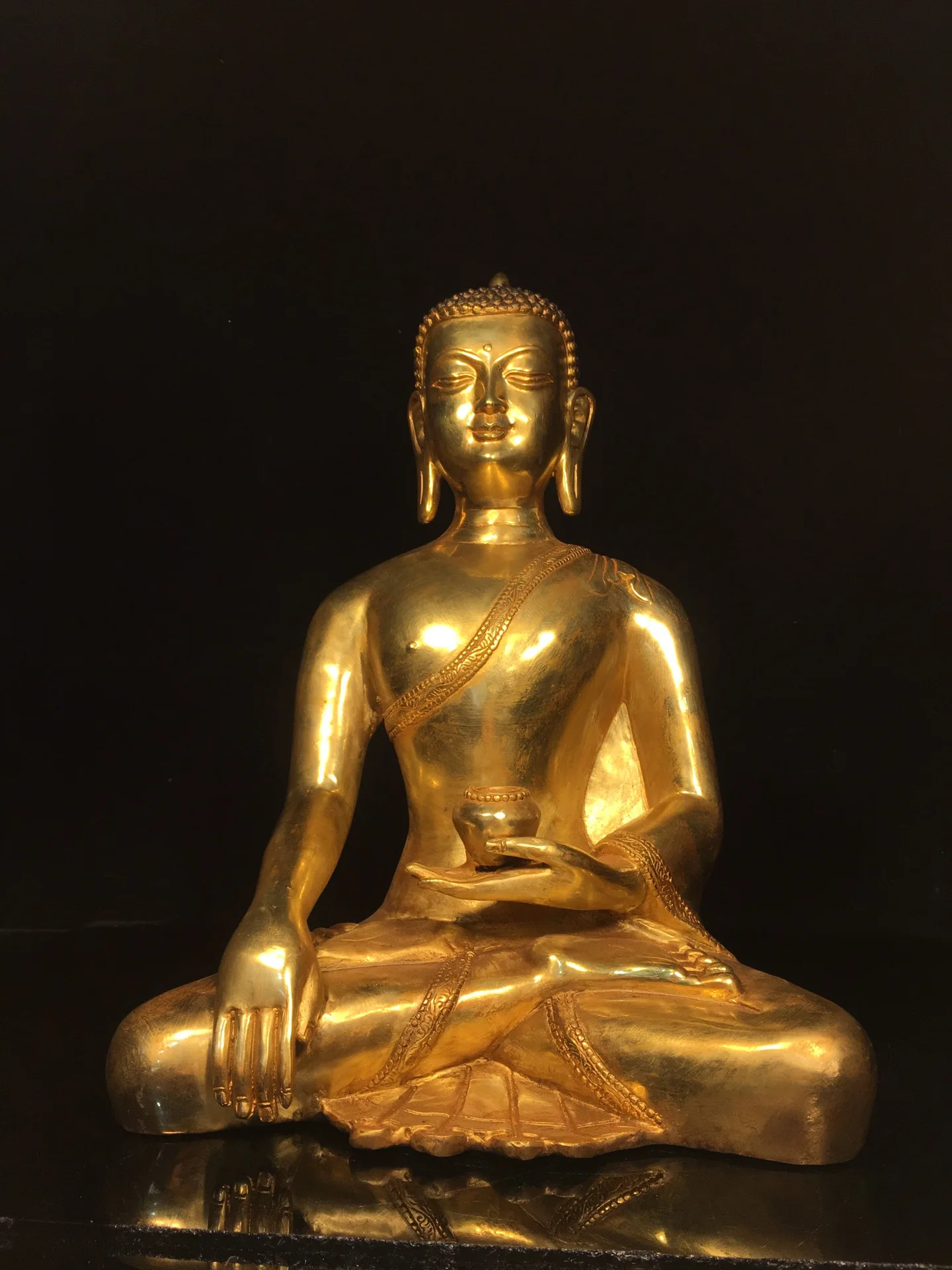 

15"Tibetan Temple Collection Old Bronze Gilded Cinnabar Shakyamuni Parinirvana Sitting Buddha Amitabha Worship Hall Town house