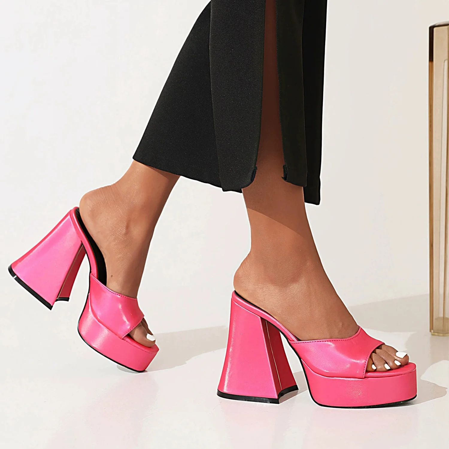 

Spring 2025 New Women's Outdoor Slippers Square Toe Thick Soles Thick Heel Classic Retro Elegant Holiday Daily Women Shoes