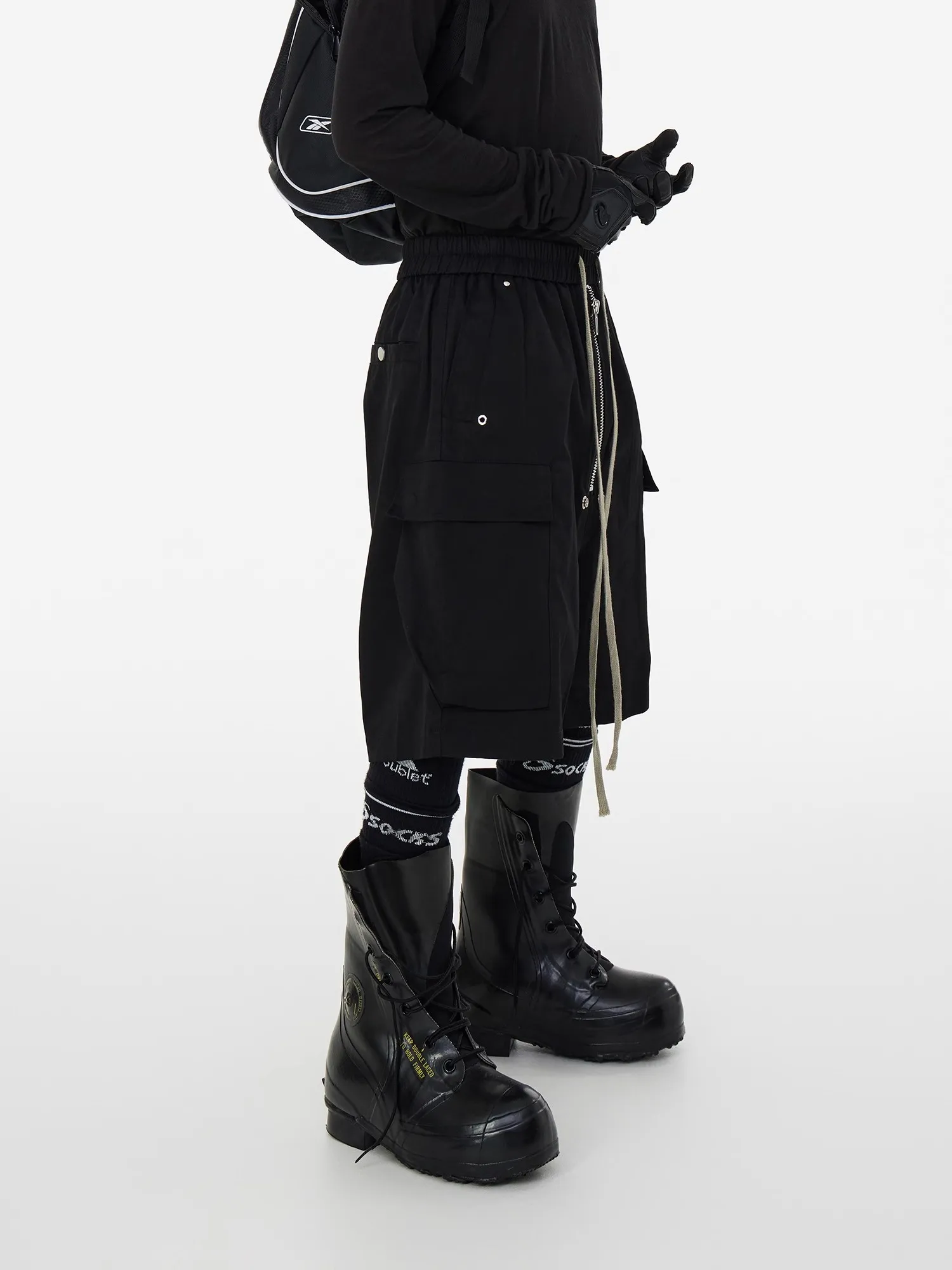 Mauroicardi ฤดูใบไม้ผลิฤดูร้อน Cool หล่อสีดํา Cargo กางเกงขาสั้นสําหรับชายสูงเอวสั้นตรงกางเกงเสื้อผ้า 2025