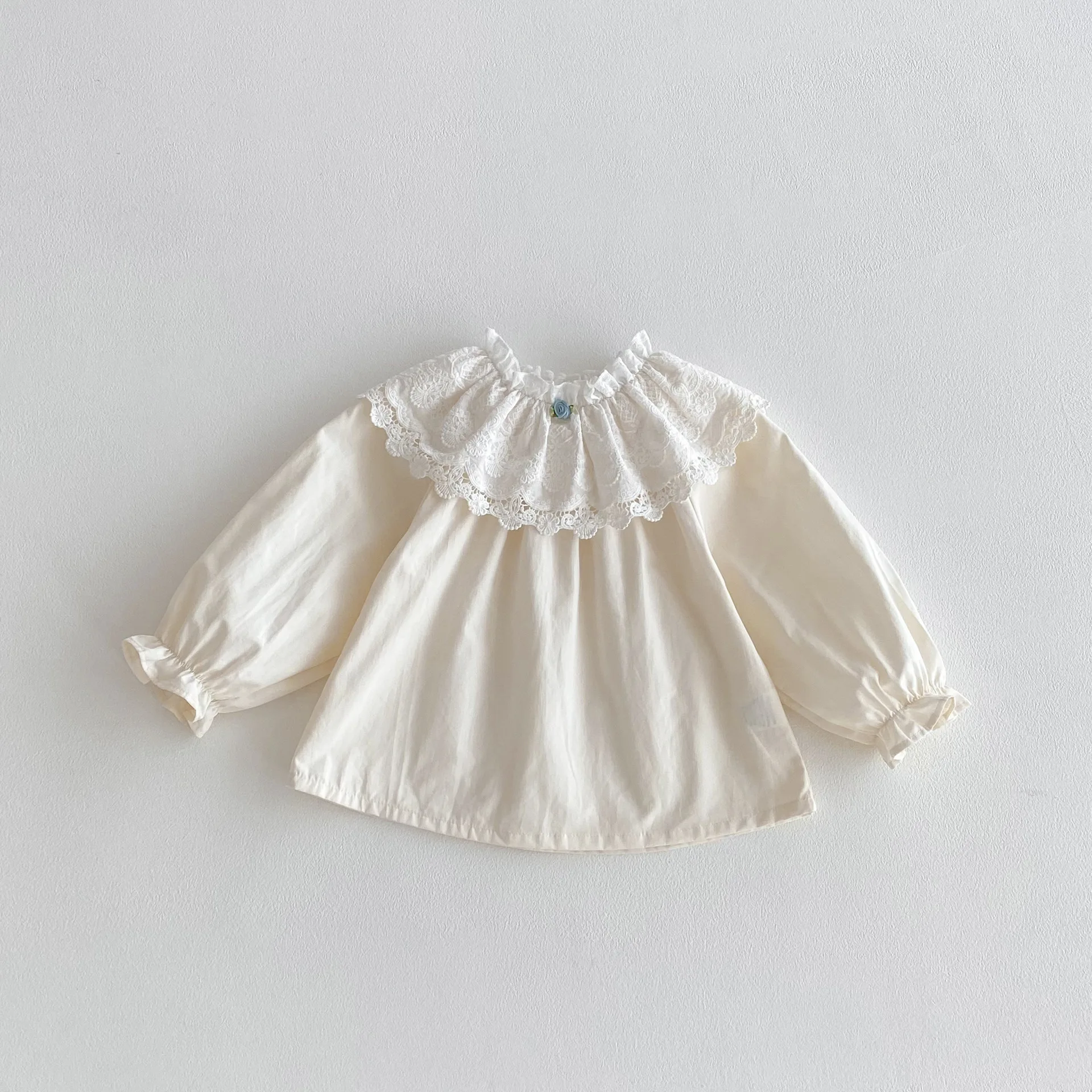 ‌ بلوزة قطنية للفتيات لخريف 2025 مع ياقة بيتر بان من الدانتيل للأطفال الصغار من عمر 1 إلى 8 سنوات قميص مكشكش مزهّر عتيق للأطفال الصغار