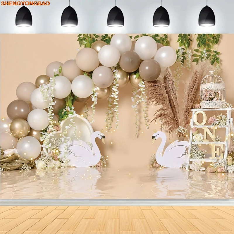 festa-de-aniversario-do-miudo-fotografia-cenarios-bebe-photoshoot-familia-selfie-pendurado-pano-arco-iris-baloes-cortinas-fundo-xs-01