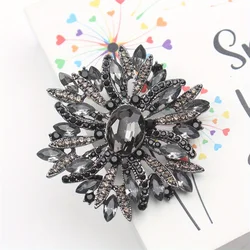 New Personalized Creative Floral Brooch Ladies Fashion Temperament Elegant Rhinestone Pin Accessory Gift