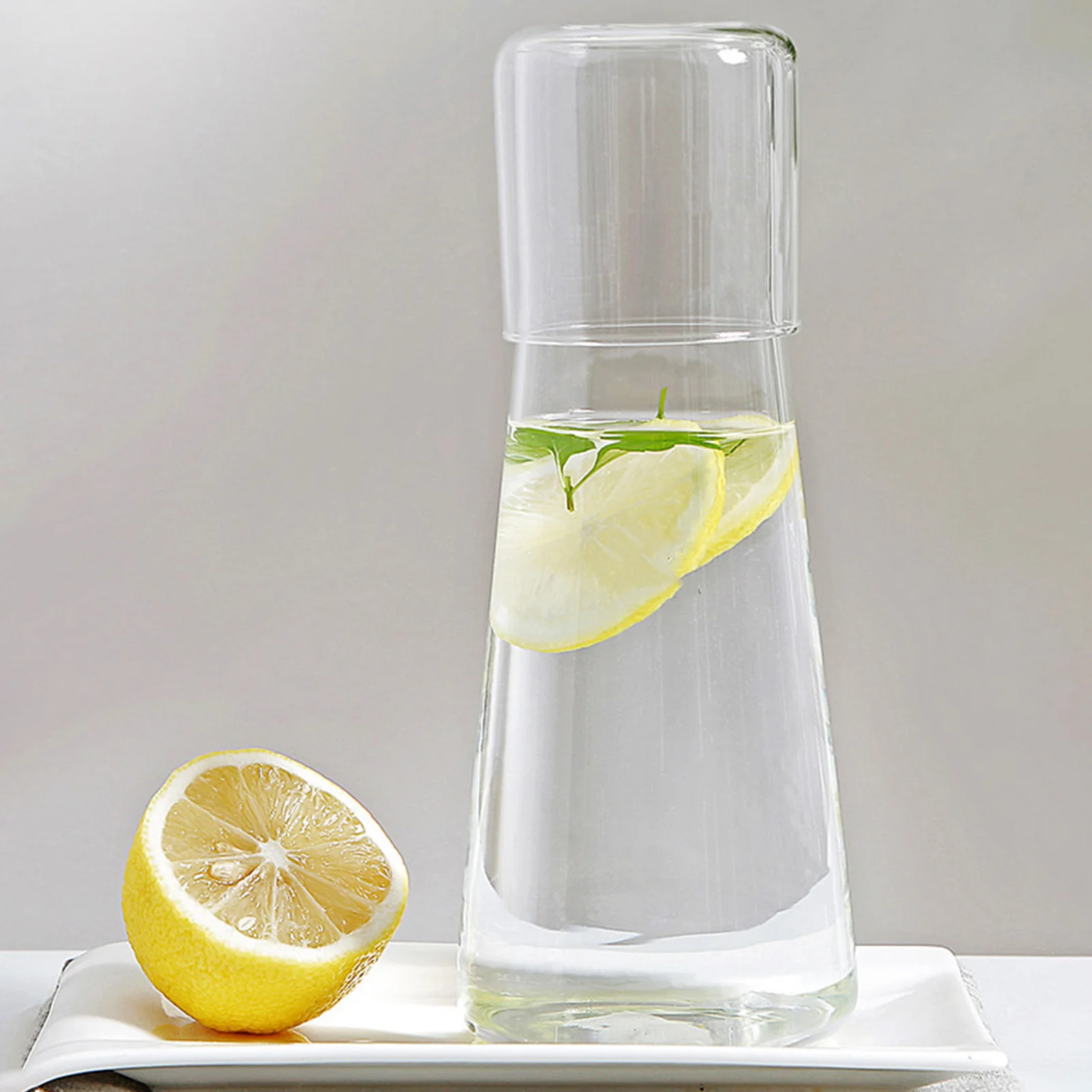 

Clear Bedside Water Carafe Set Thickened High-Borosilicate Glass Water Pitcher Suitable for Bedroom Nightstand