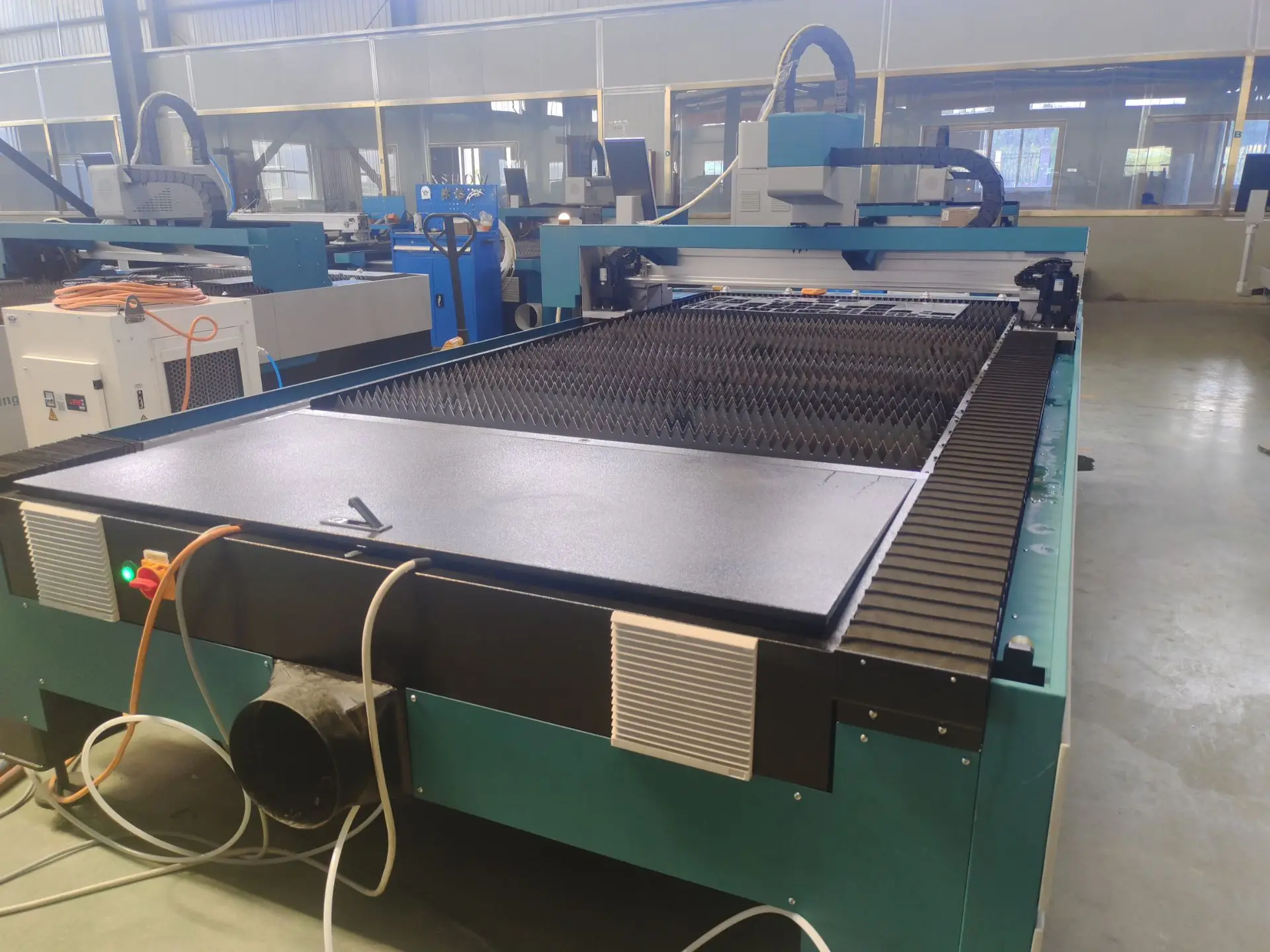 LX3015F Fiber Metal Laser Cutting Machine, bom uso, cobertura inteira, poder 1-8kW