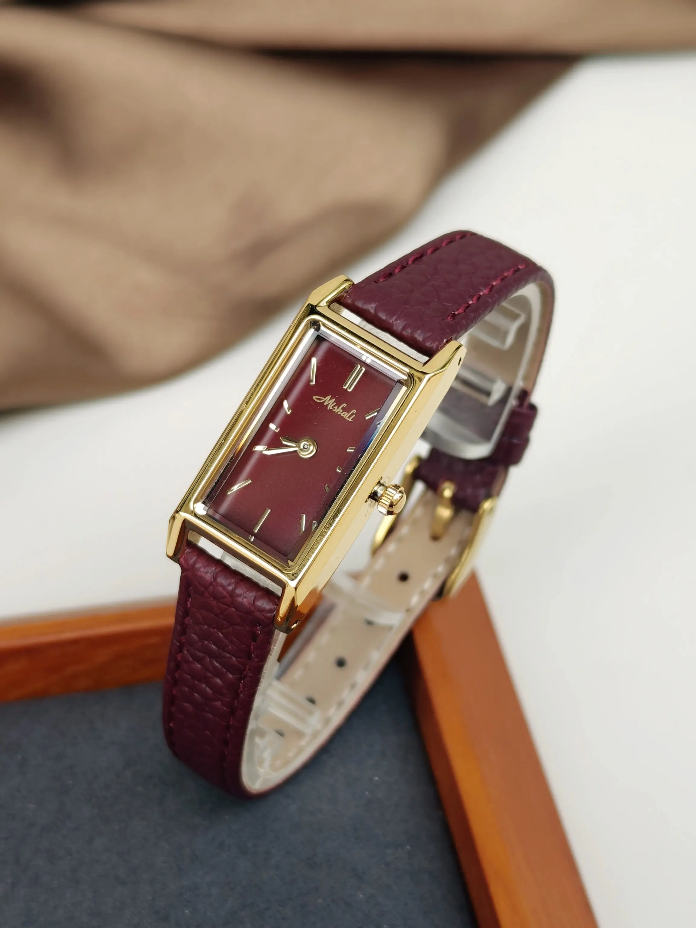 

Retro Red Square Watch, Vintage And Sophisticated, Simple And Elegant Quartz Watch For Women, A Trendy Timepiece For Ladies.