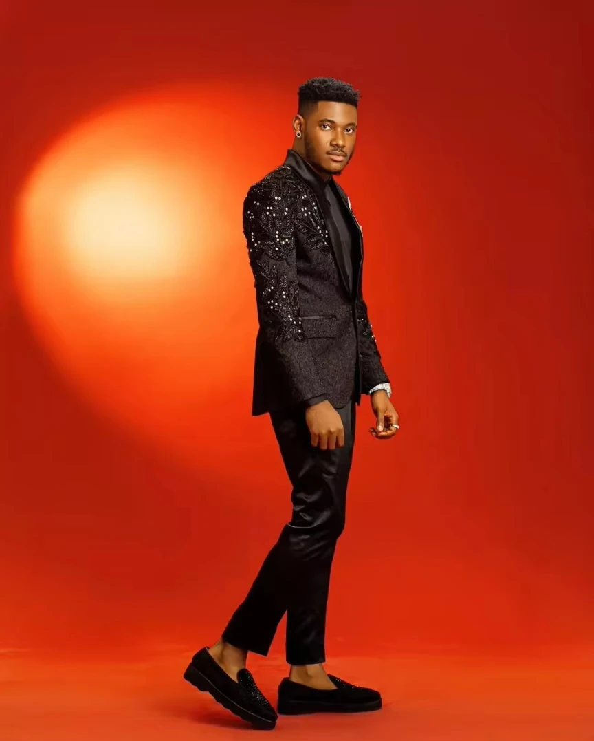 Abiti da uomo jacquard personalizzati con paillettes perline di cristallo su misura sposo 2 pezzi cappotto pantalone occasioni formali festa cantante affari