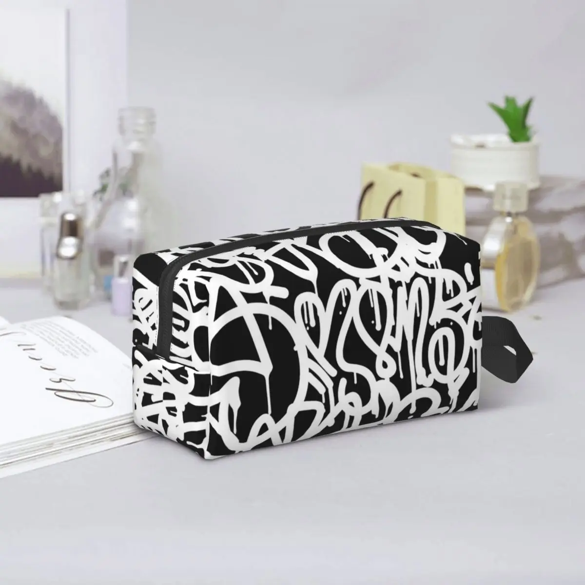 أبيض وأسود الكتابة على الجدران المرأة حقيبة مستحضرات التجميل السفر ماكياج المنظم الحقيبة أدوات الزينة تخزين Dopp عدة صندوق مقلمة