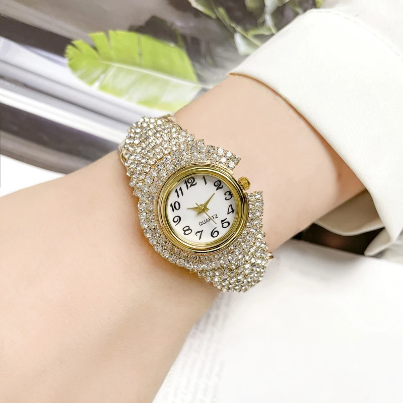 A Korean Version Of Fashionable And Versatile Women\'s Light Luxury Diamond Inlaid Quartz Bracelet Watch