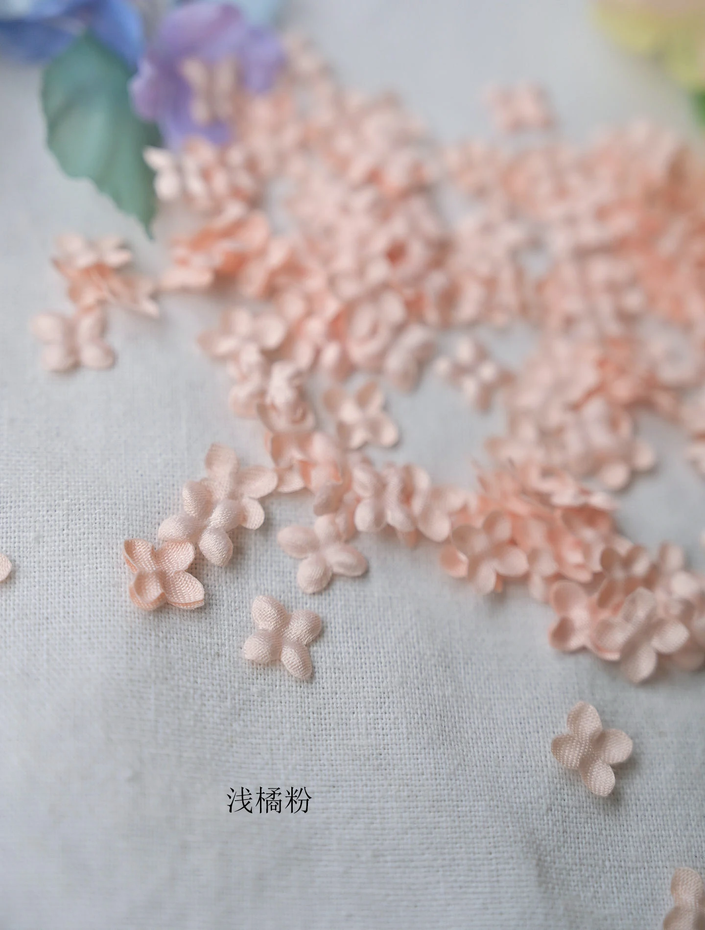 200 Stück/Packung Satin-Plissee-Blütenblätter für Hochzeitsdekorationen, Puppen, Heißgepresstes Formmaterial, Glockenorchidee, 3D-Stoffblütenblätter – Detail 23