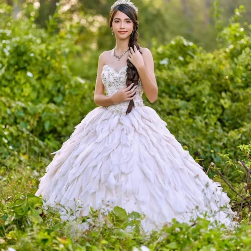 ชุดเดรสงาน Quinceanera สีขาวแบบสั่งตัด  แบบเปิดไหล่ ผ้าทูลล์ประดับคริสตัล  ชั้นผ้าทูลล์  ชายกระโปรงยาวระบาย  ชุดเดรสงาน Quinceanera สำหรับงานฉลองอายุ 15 ปี