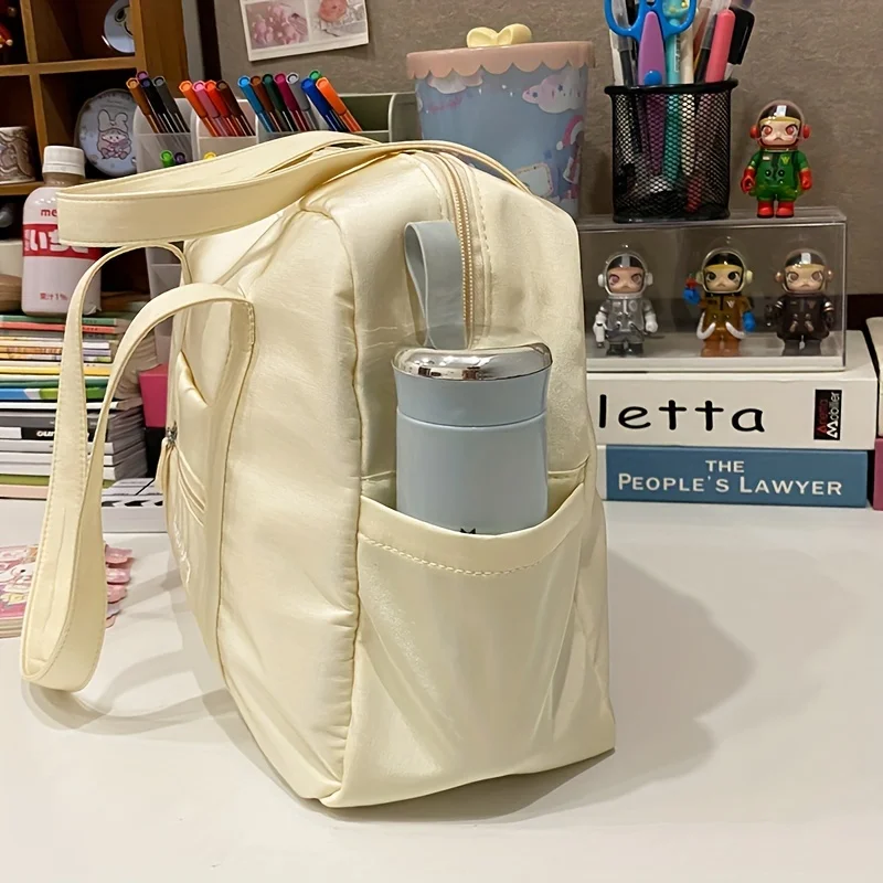 Modische Tragetasche mit niedlichem Schulter-Plüsch-Charm, mehrere seitliche Taschen, Vordertasche mit Reißverschluss, große Kapazität, Handtasche, Reisetasche für Damen – Detail 5