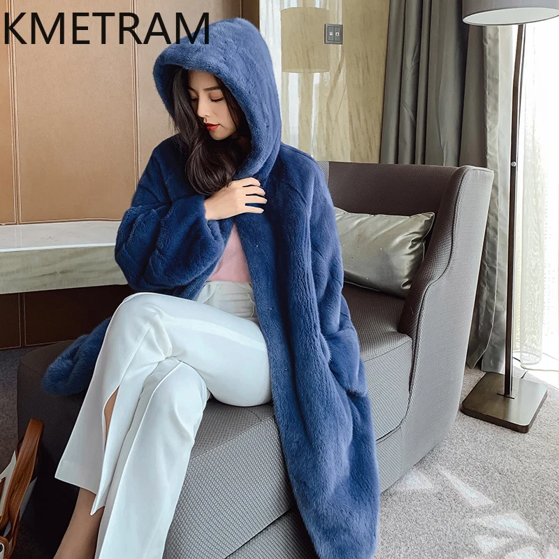 معطف فرو المنك لعام 100% سترة نسائية فاخرة باللون الأزرق الملكي سترة طويلة من الفرو الحقيقي مع غطاء محرك السيارة ملابس شتوية عالية الجودة سترات فروي 2025