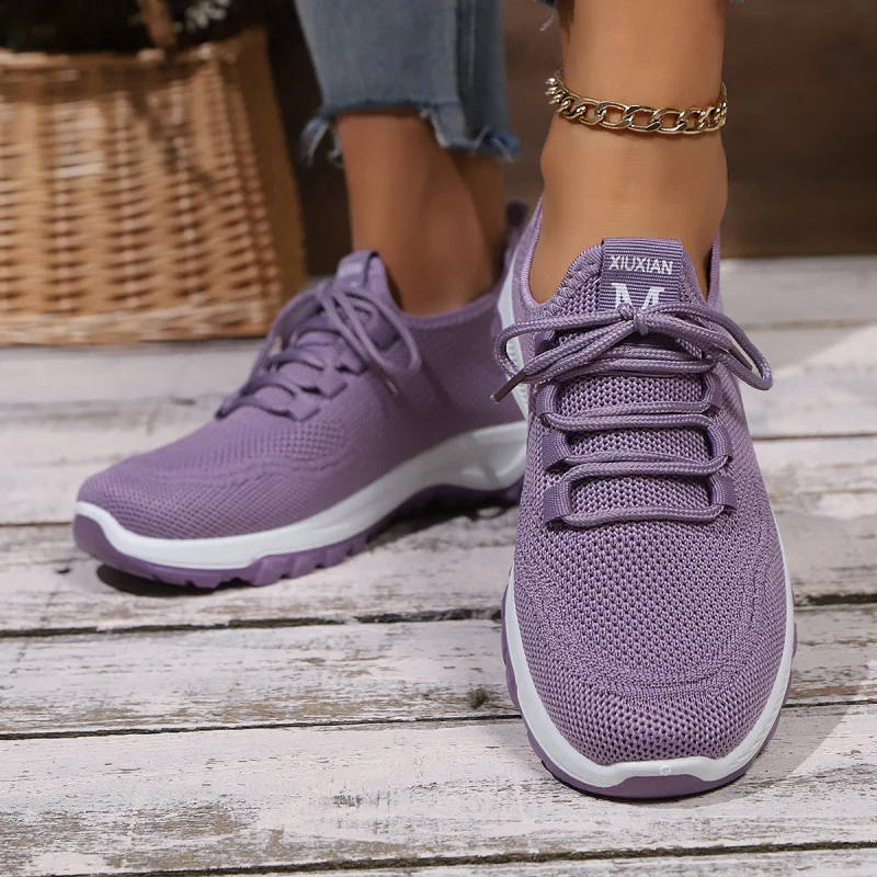 أحذية رياضية كاجوال مسطحة كاجوال للربيع والخريف مقاس كبير برباط شبكي خفيفة الوزن ومريحة للنساء