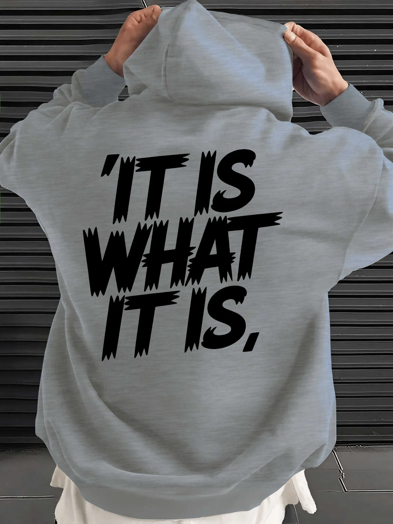 Herren-Hoodie mit Aufdruck „It Is What It Is“, kräftiger Slogan-Text, vollflächiger Rückendruck, Oversize-Streetwear, lässiger Pullover für den Herbst – Detail 2