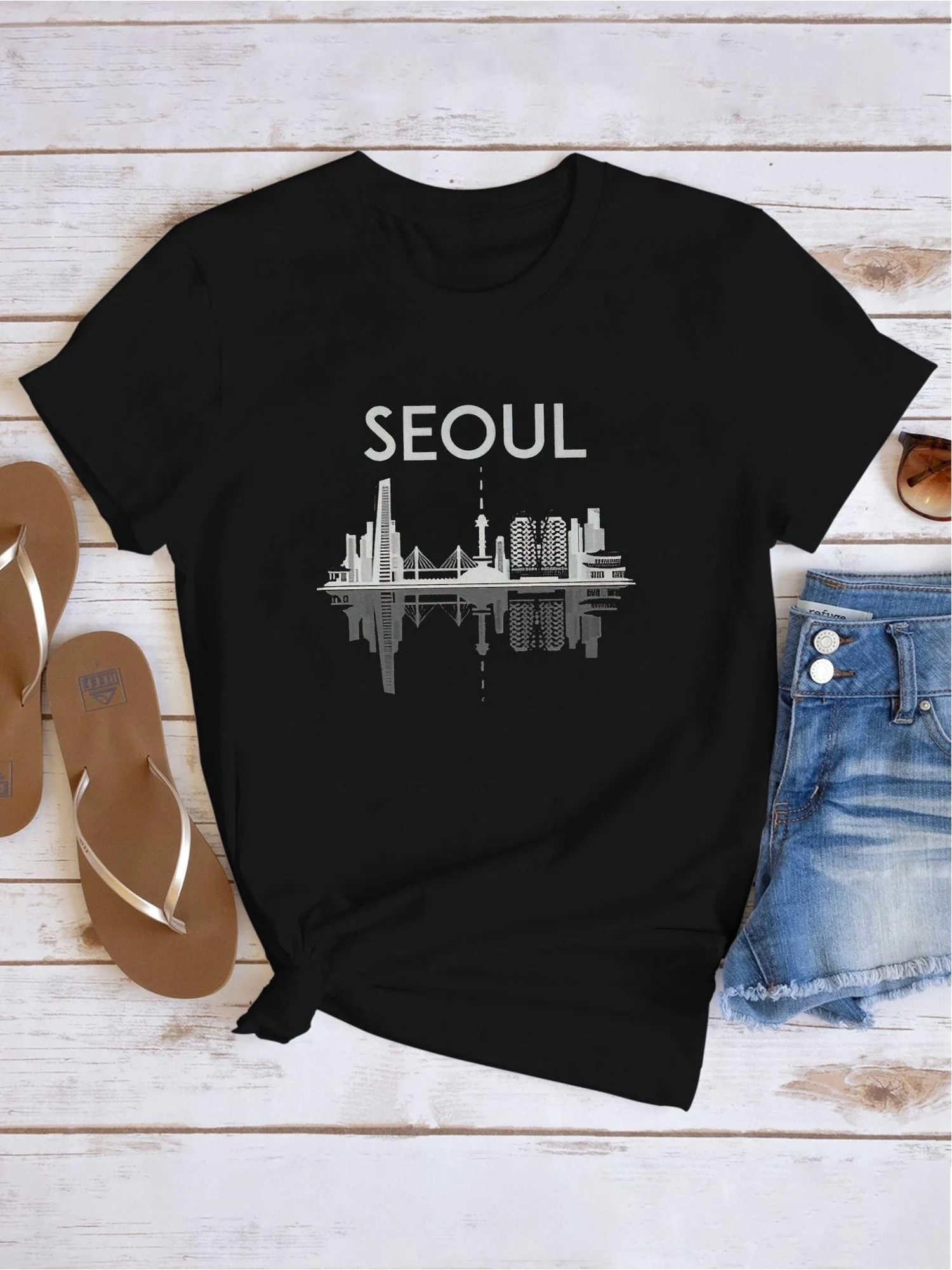 2026 design, Seoul, Korea, comfortable and adaptable women's printed T-shirt, casual wear, for New Year.