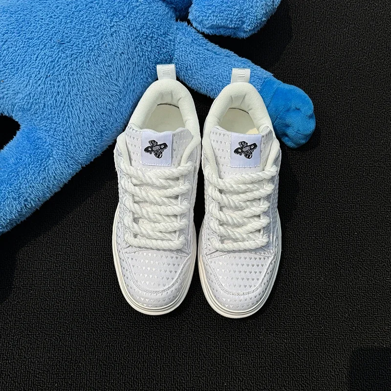 Baskets blanches en forme de cœur, mocassins tendance de style coréen, chaussures décontractées pour hommes grandes tailles, baskets décontractées respirantes pour le printemps et l'automne, valeur esthétique élevée