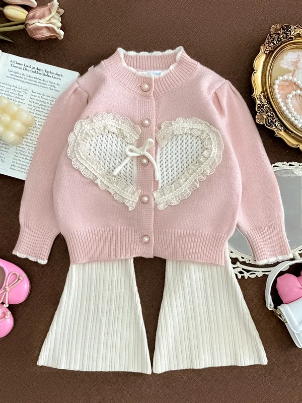 

Вязаное длинное пальто с кружевной отделкой в виде сердца Све для девочек и расклешенные брюки, комплект из двух предметов, осень 2024, модная детская одежда