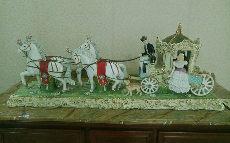 Elegant home decoration european antique porcelain carriage figurines