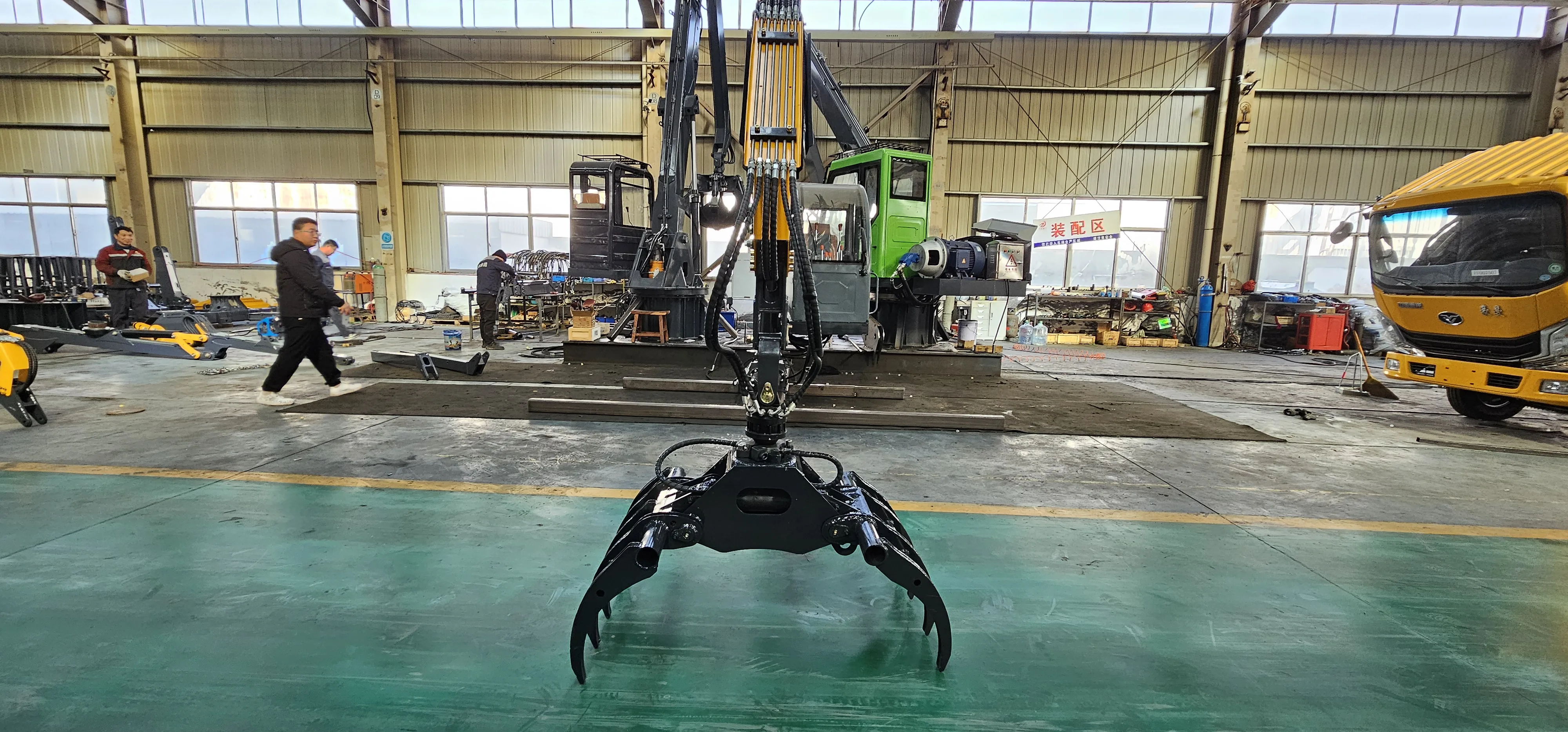 2025Forestry Macchina Impugnatura per legname Ruota afferrare Braccio pieghevole telescopico Gru per legname Gru per legname con certificazione CE