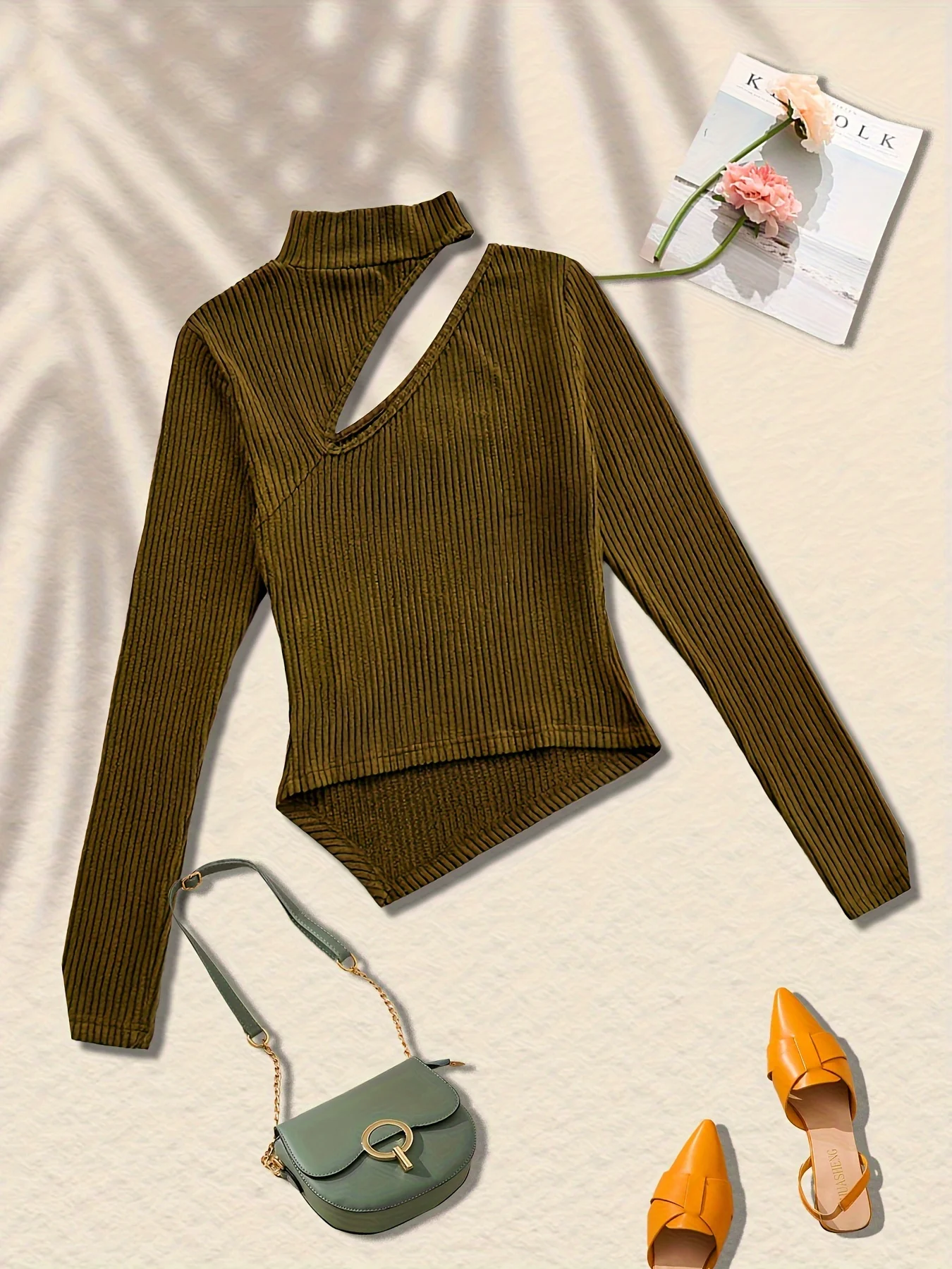 Lady's green simple, elegant, stylish and trendy trend representative of high-end casual women's T-shirt