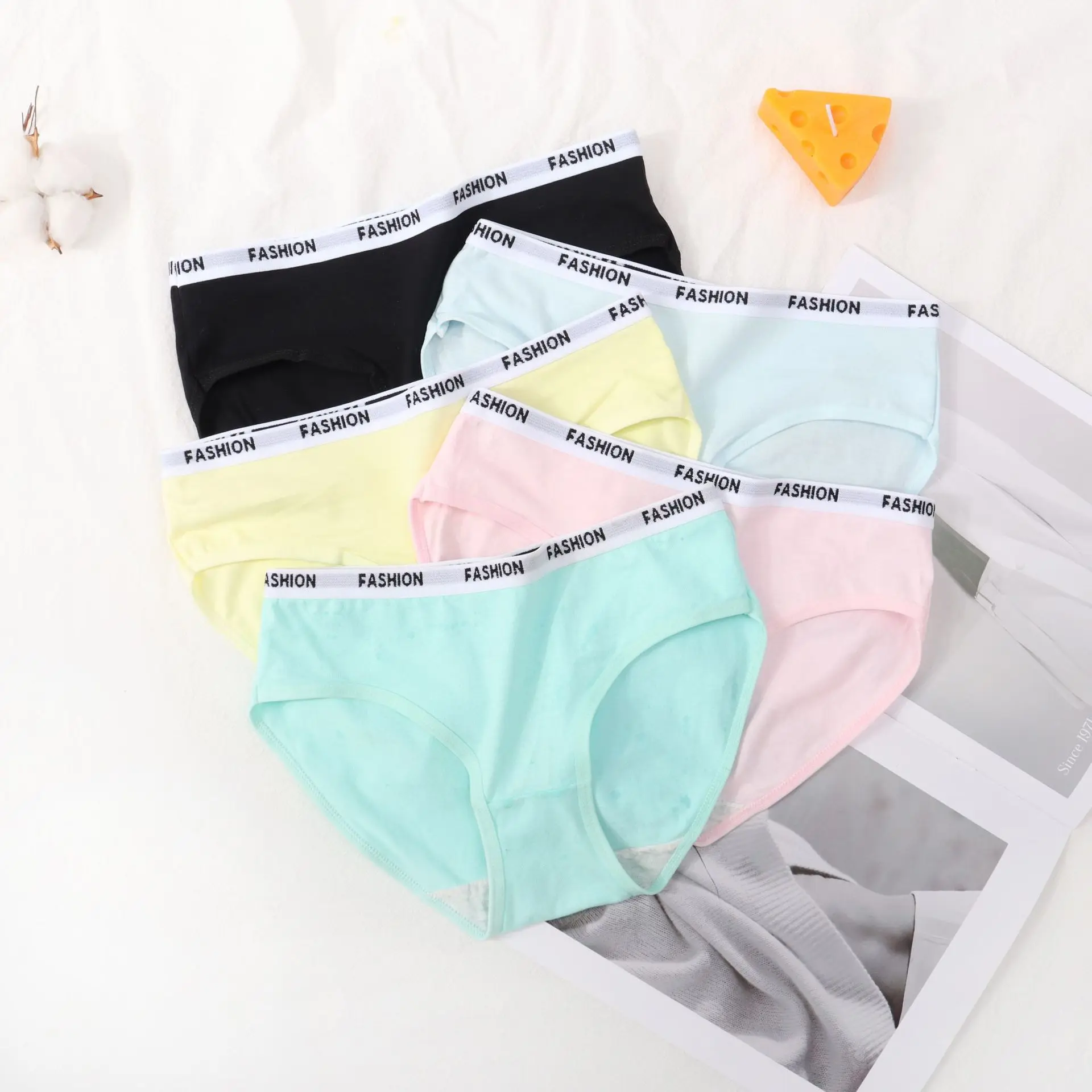 Letter Girls Cotton Underwear Mid Waist Girl Cute Candy Color Cotton Student Triangle Panties 2025 New Girls Fashion Underwears