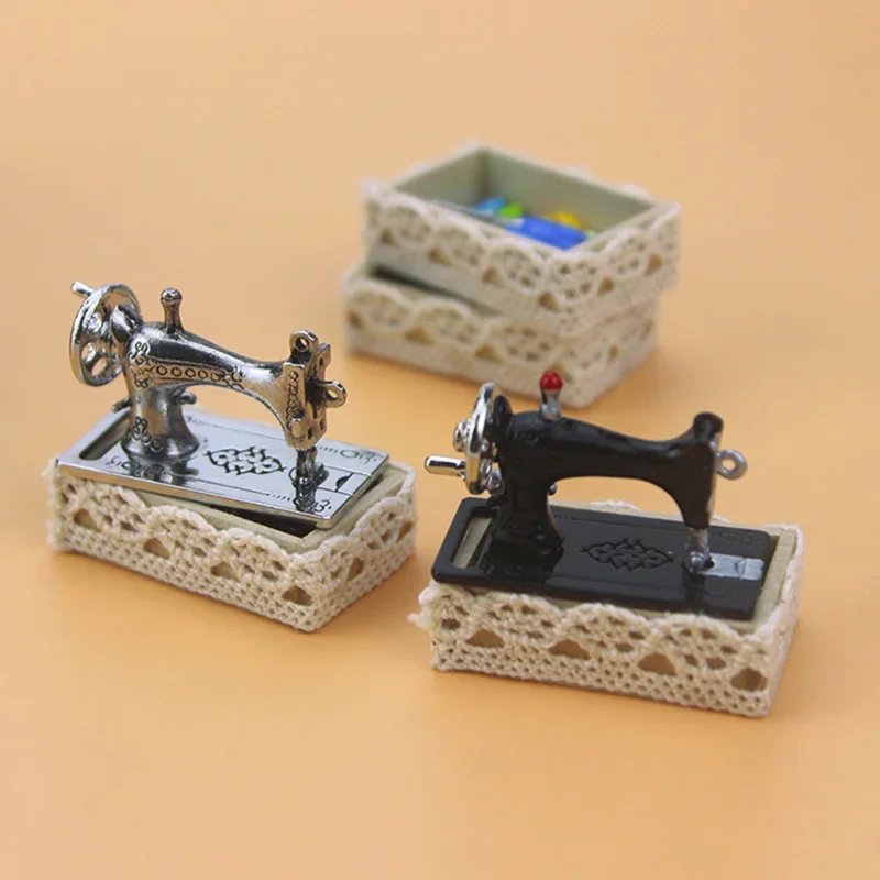 1/12 Dollhouse Miniature อุปกรณ์เสริม MINI จักรเย็บผ้าชุดจําลองกรรไกรเส้นด้ายของเล่นสําหรับตกแต่งตุ๊กตา