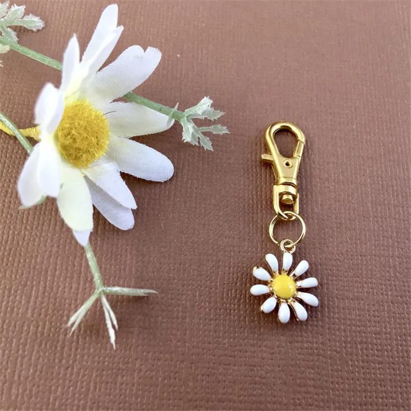 Enamelled Daisy Zipper Charm, Gold Finish Flower Zip Pull Charm, Daisy Charm for Bag Purse Back Pack Diary Keys, Small Bag Acces