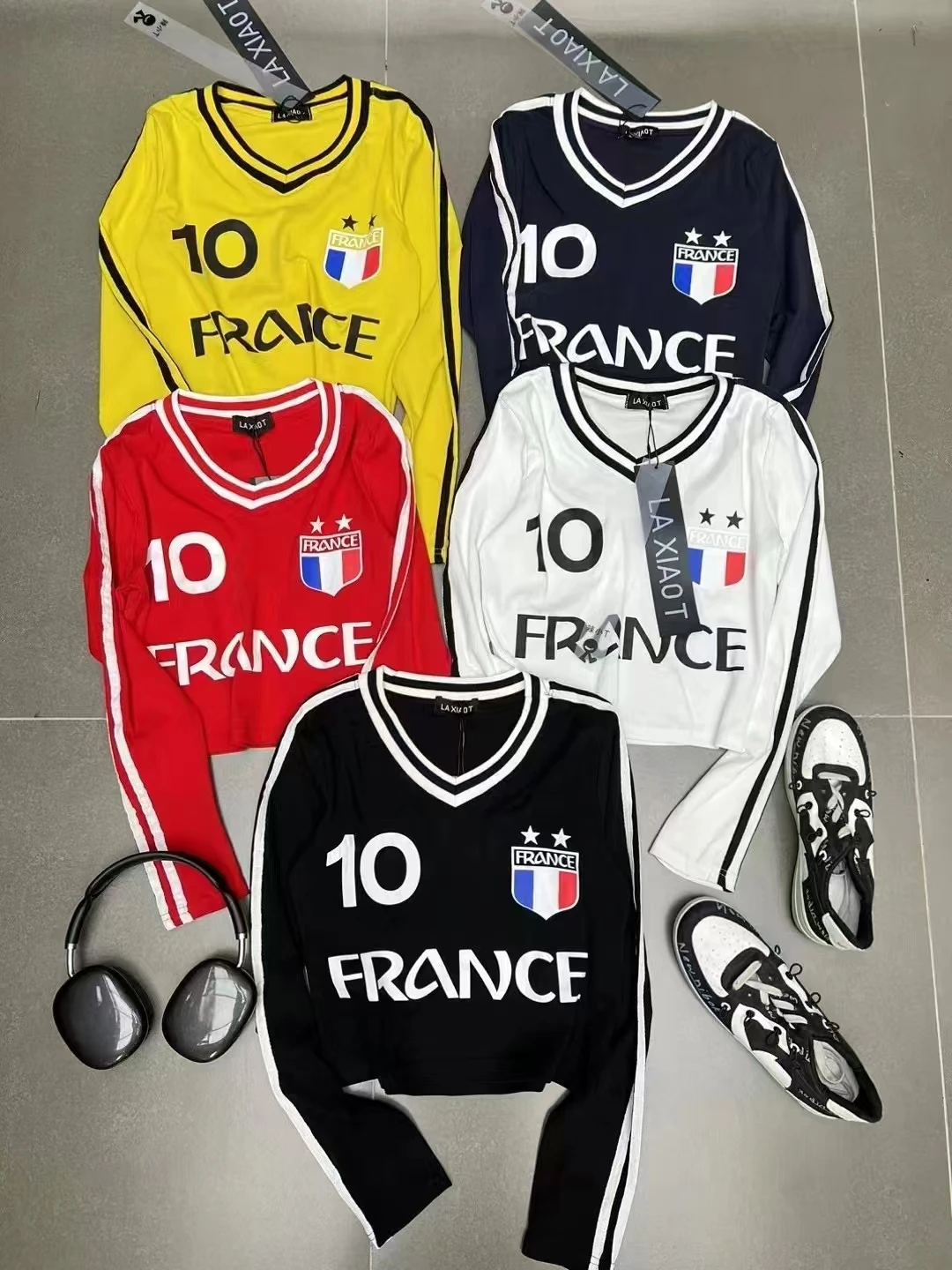 DEEPTOWN Y2k Graphic T-Shirt Women 2024 Autumn American Streetwear Long Sleeve V-neck Letter Print Vintage Sport Top Kpop Jersey