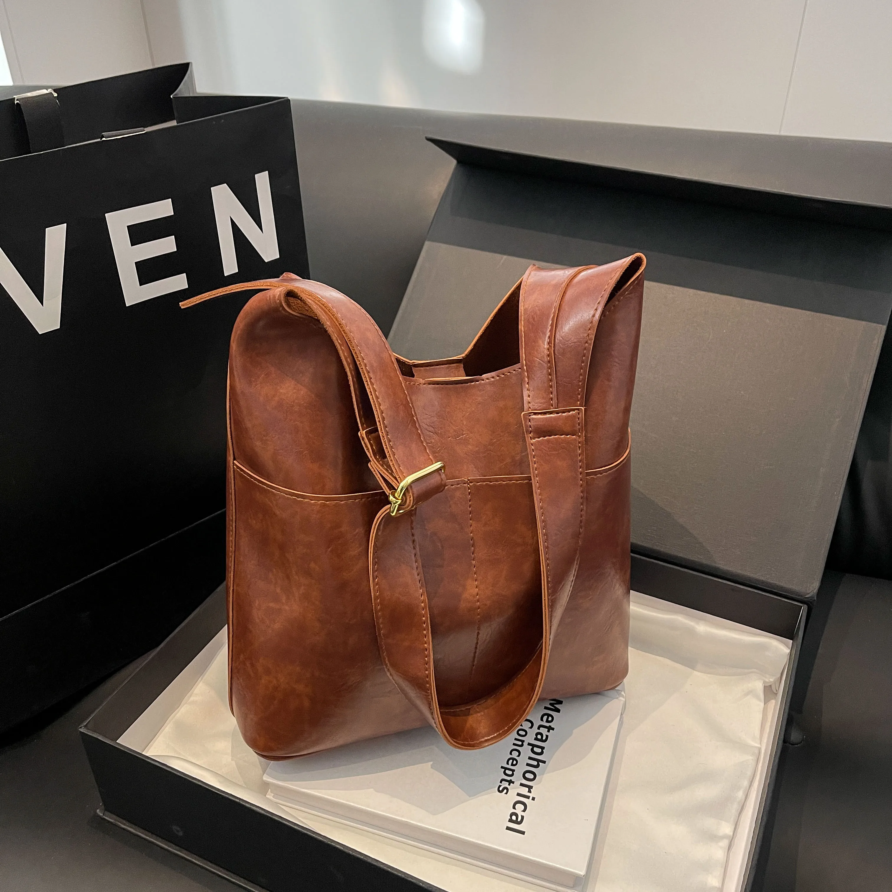 

2024 New Fashionable Women's Trendy Solid Color Car Seam PU Single Shoulder Tote Bag