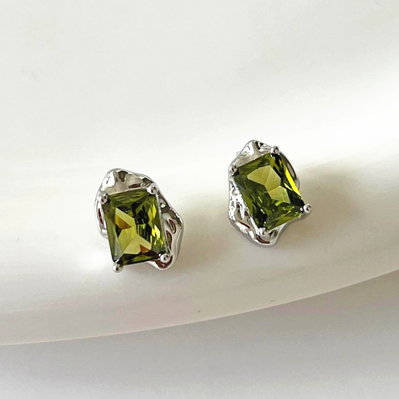 Жидкие оливково-зеленые квадратные серьги-гвоздики со стразами для женщин, серебристые металлические серьги с неправильной геометрией, модные ювелирные изделия для вечеринок