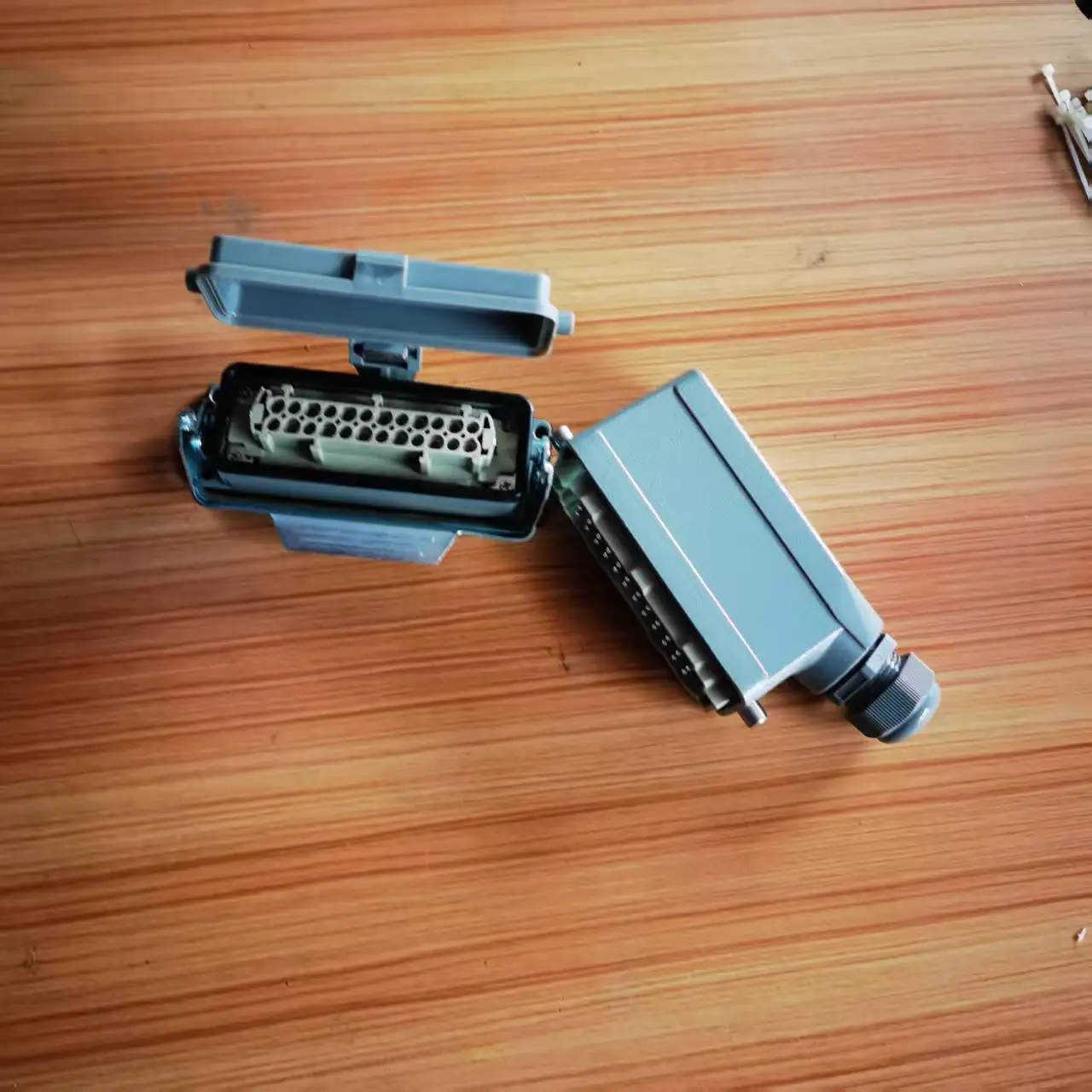 

24-core heavy-duty connector, single buckle with protective cover, aviation waterproof industrial plug and pin, 500V 16A