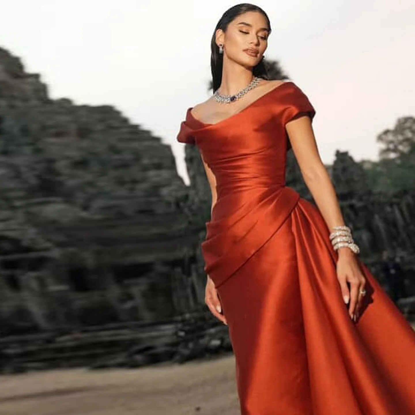 

Шарон Саид Элегантное красное вечернее платье русалки с открытыми плечами и шлейфом Многоуровневое драпированное женское свадебное платье SF248 по индивидуальному заказу