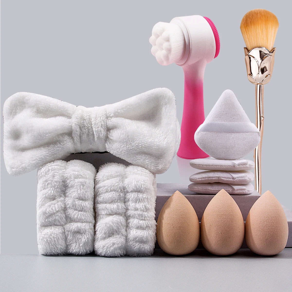 12 قطعة من أربطة الشعر الناعمة وأربطة المعصم وفرش الوجه وإسفنجة البودرة غير اللاصقة وفرش مكياج على شكل وردة
