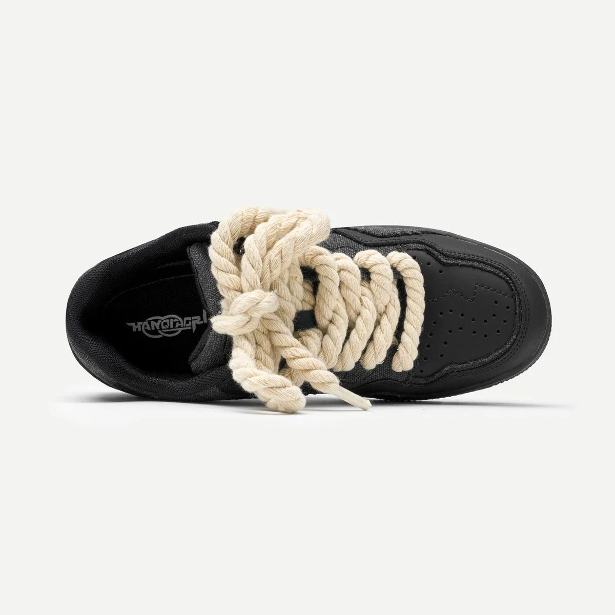 Ein Paar trendige, schwarze Herrenschuhe, vielseitige Sportschuhe für alle Jahreszeiten, die sowohl für sportliche als auch für Freizeitaktivitäten geeignet sind, sowie Schuhe mit erhöhter Sohle. – Detail 6