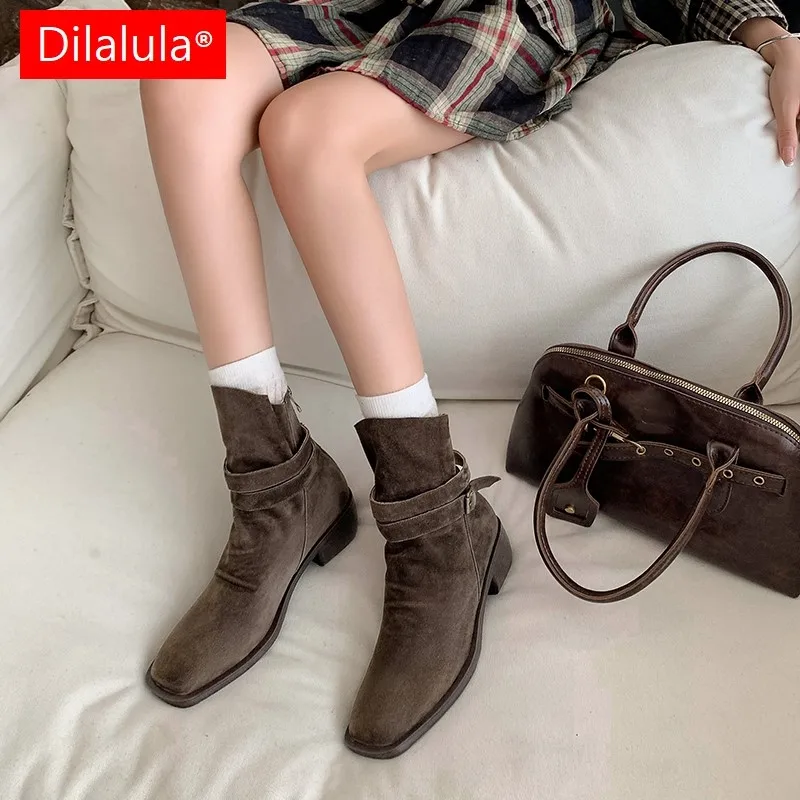

Dilalula 2025 г., детские замшевые ботильоны, женские короткие ботинки с квадратным носком и пряжкой на ремне, женские ботинки в стиле ретро на среднем толстом каблуке