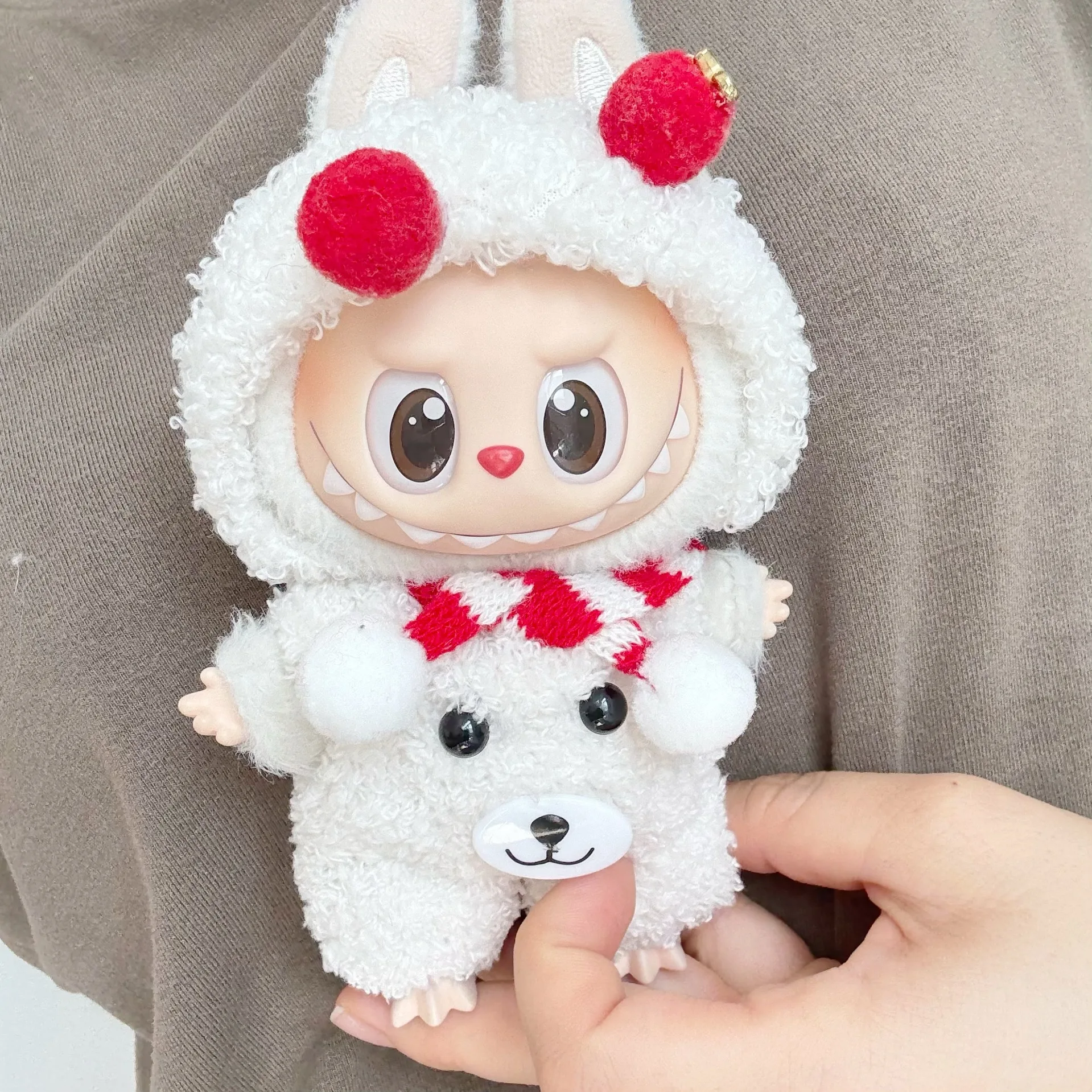 Ropa para muñecas Labubu de 1a generación y tercera generación de 15/17 cm: adorable conjunto de peluche de oso que incluye pompones, bufanda de pompones y mono de felpa