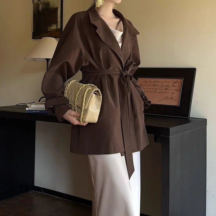 Trench da donna di media lunghezza, nuovo stile autunnale 2025, sensazione di fascia alta, vita stretta, legato, cappotto elegante da donna.