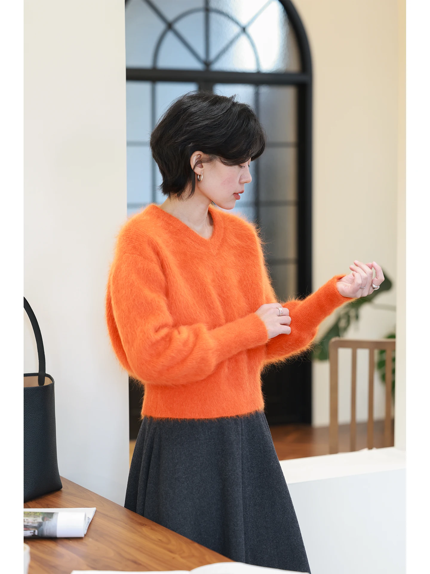 

Ярко-оранжевый вязаный свитер с длинными волокнами, V-образным вырезом, французским шиком, удобный, теплый, для повседневной носки, женский, средней длины