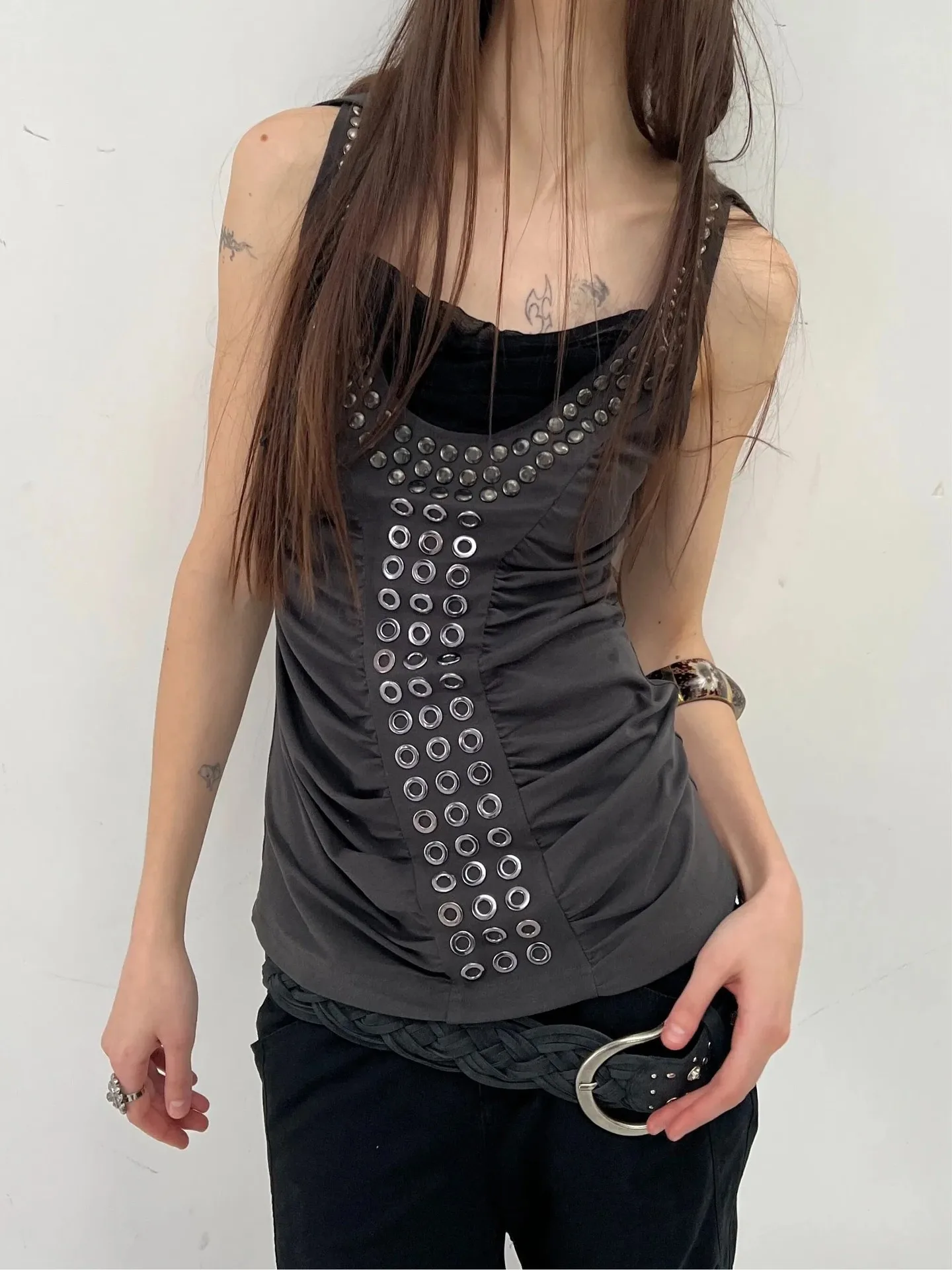 Trendiges Damen-Tanktop im Harajuku-Stil mit Metallverzierung, Europäisches und Amerikanisches Einfarbiges Ärmelloses Oberteil – Detail 4
