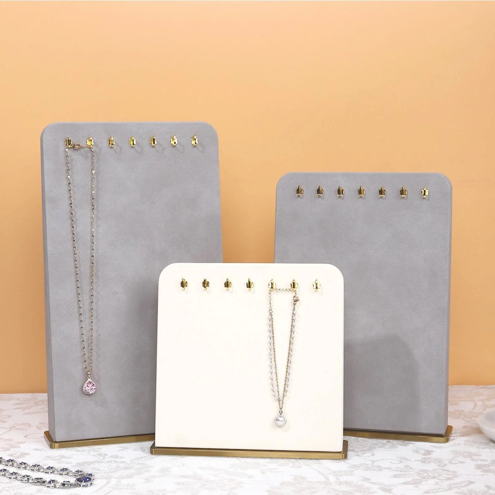 

Locket Display Rack Elegant Aesthetic Jewelry Photography Prop PU Leather Jewelry Easel Sturdy and Long-Lasting for Retailers