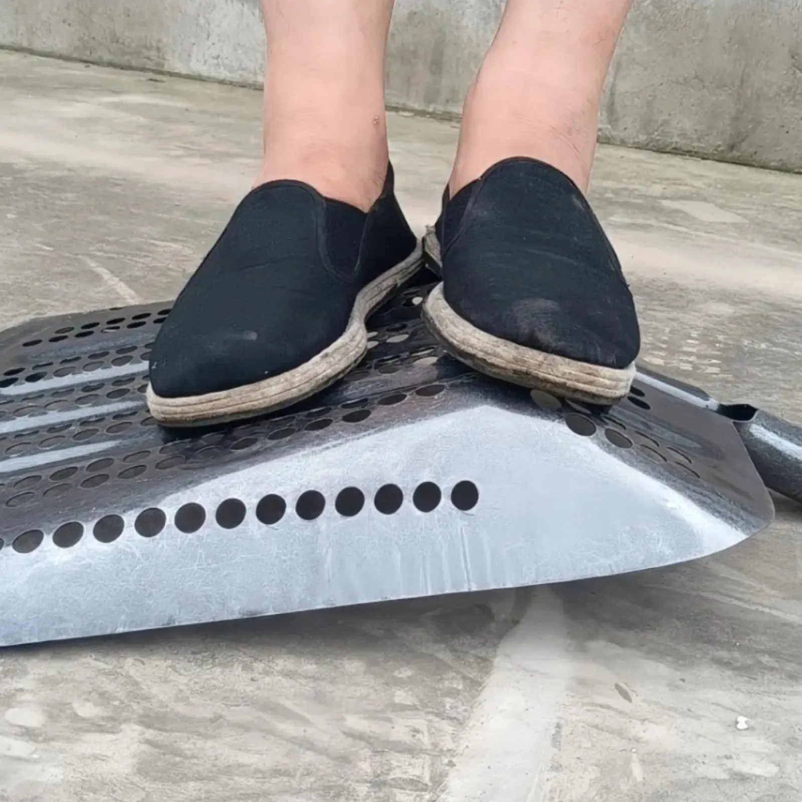 

Corn Sifting Shovel Sturdy Duty Legume Sifting Spade Hollowed-Perforated Steel Shovel Bend Resistant Agricultural Tool for Barn
