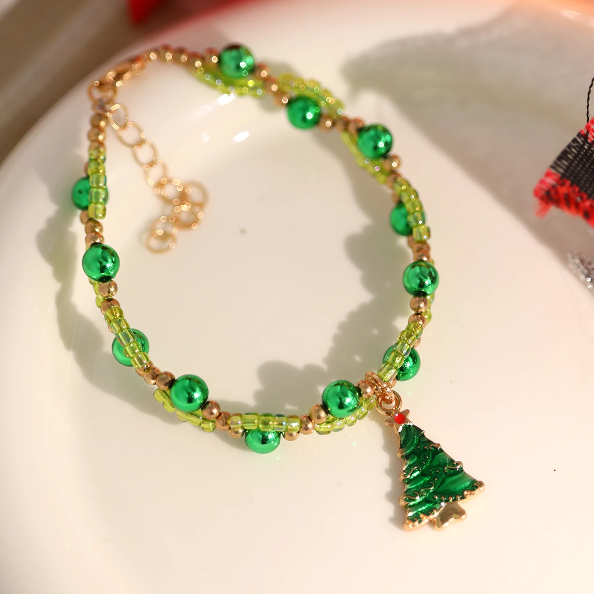 4-Piece New Hand-Woven Bracelet Set with Santa Claus, Christmas Tree, Walking Stick & Teddy Bear Designs(color random)