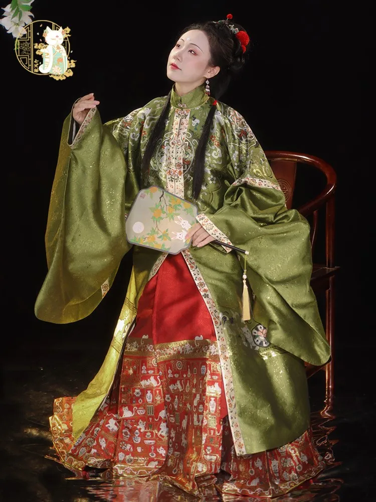 A Hanfu long with vertical collar and front opening gold-woven women's skirt set