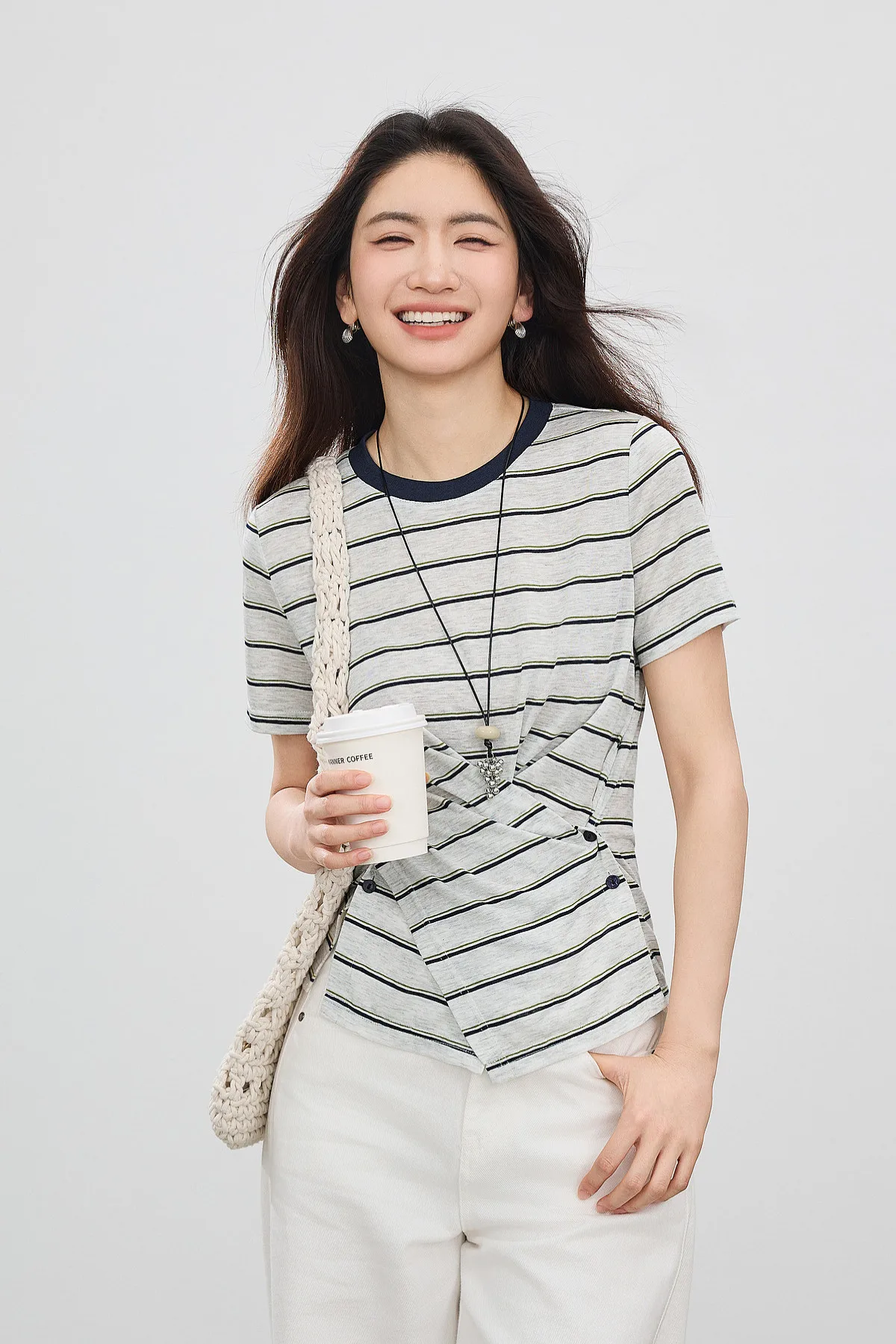 SENTUBILA Damen-Strickoberteil mit Rundhalsausschnitt und Kontraststreifen, Sommermode 2026, kurzärmeliges T-Shirt mit Twist-Front-Schlitz und Knöpfen Q62TC7208 – Detail 17