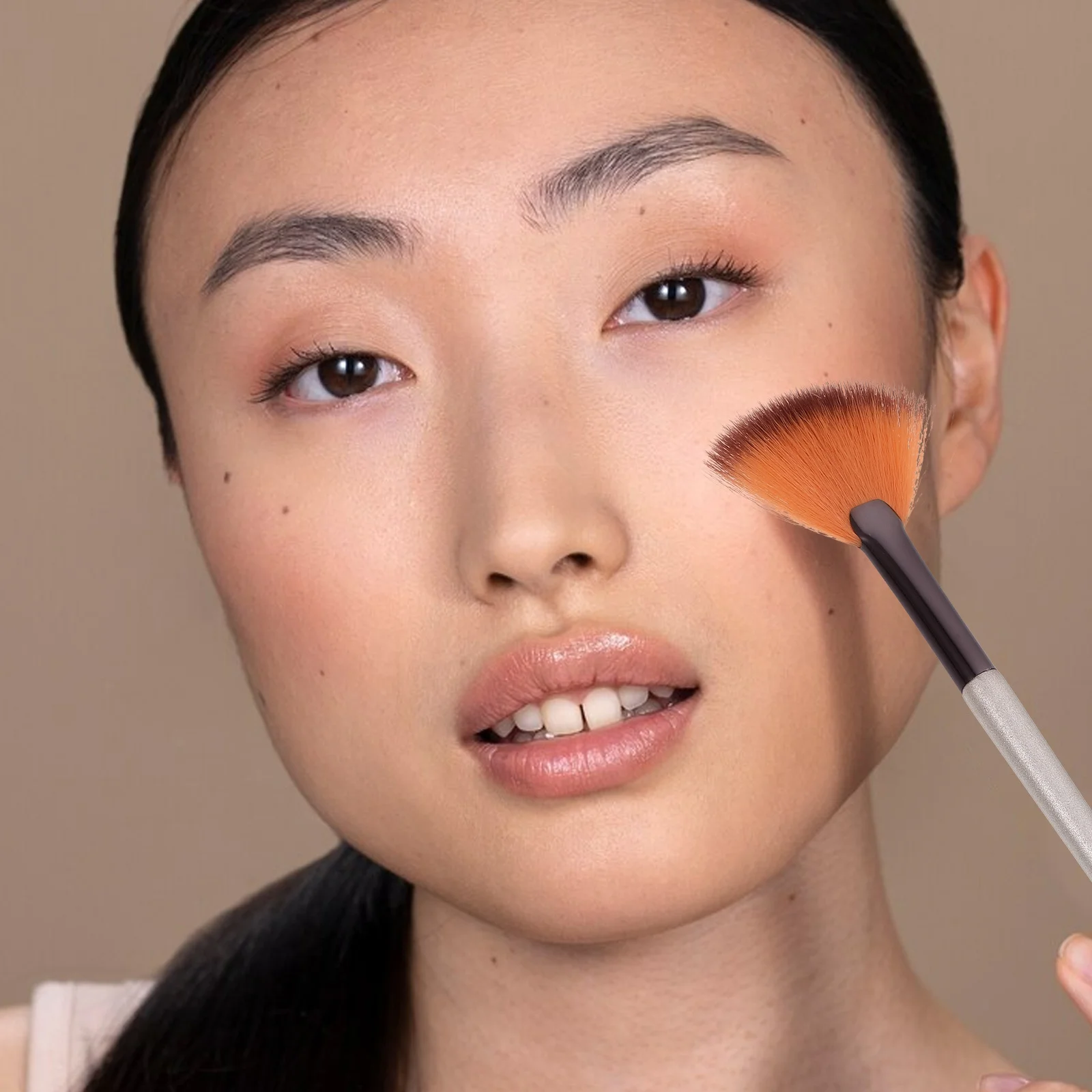 Pędzel do makijażu z drewnianą rączką, w kształcie wachlarza, z syntetycznymi włosiem nylonowym, do pudru, podkładu, blendowania, gęsty, miękki.