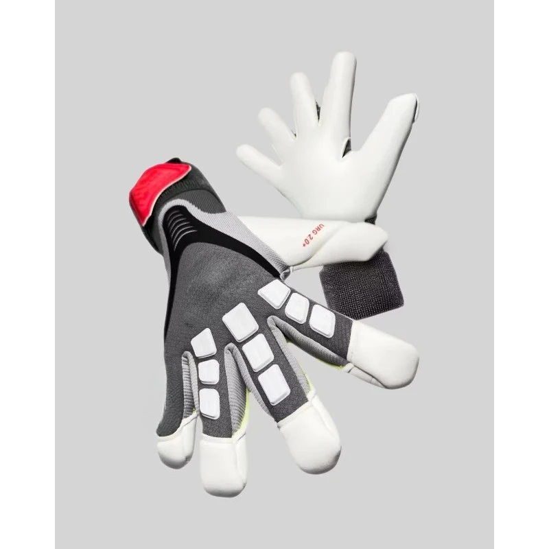 Football goalkeeper gloves use latex gloves, making them a new choice for stadium equipment