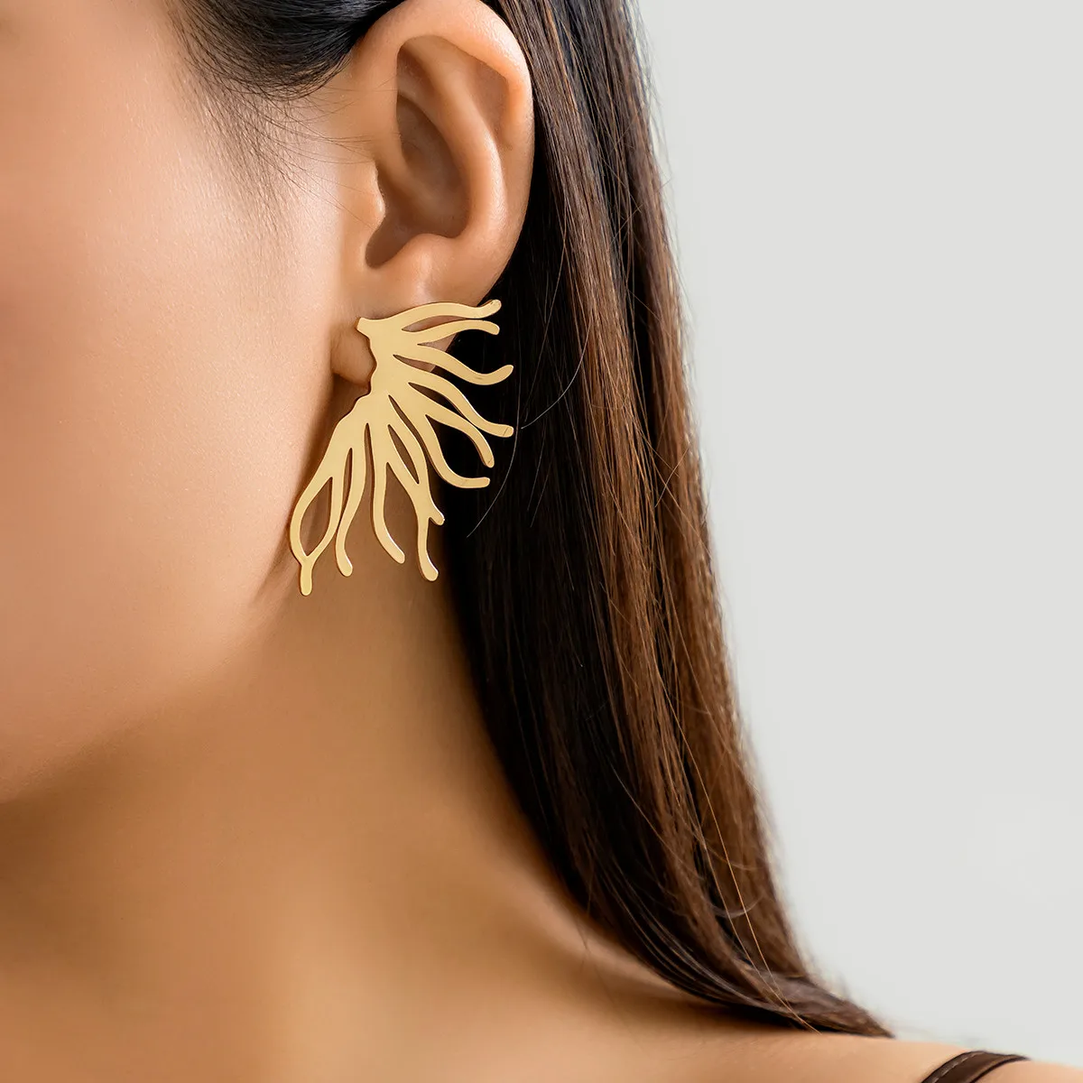 Designer Irregular Water Weed Stud Earrings for Women Trendy Elegant Ladies Accessories 2024 Fashion Jewelry Female Girls Gifts